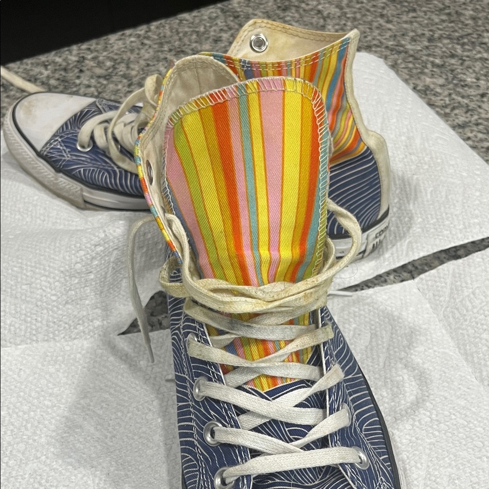 Converse High-Top Sneakers with Blue and White Design - Picture 4 of 12